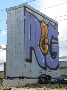 829800 Afbeelding van graffiti met de tekst RE.G op een relaiskast langs het spoor bij het terrein van de voormalige ...